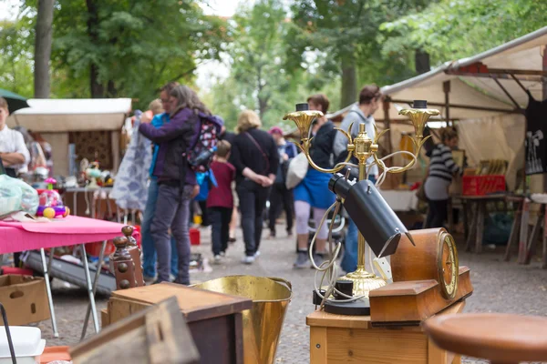 Stivale da mercato con oggetti venduti al mercato delle pulci del fine settimana a Berlino . — Foto Stock