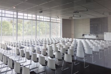 Çağdaş konferans salonu ile boş beyaz sandalye