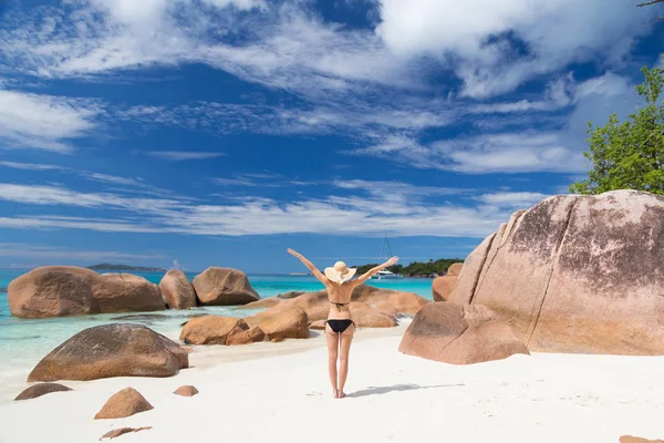 Жінка, насолоджуючись анс Лаціо малюнок ідеальний пляж на Praslin Island, Сейшельські острови. — стокове фото