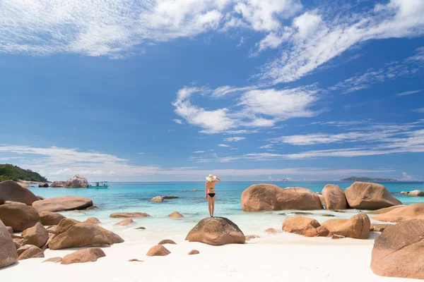 Vrouw genieten van perfecte strand van Anse Lazio foto op Praslin Island, Seychellen. — Stockfoto