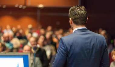 İş Etkinliği 'nde konuşma yapan konuşmacı.