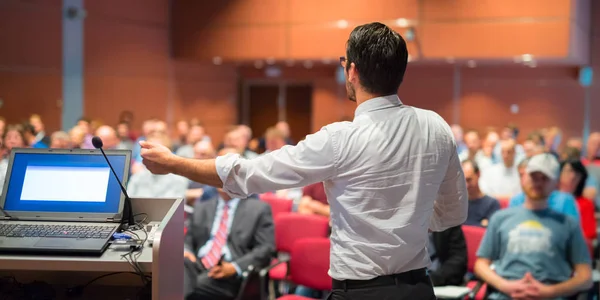 Öffentlicher Redner hält Vortrag bei Business Event. — Stockfoto