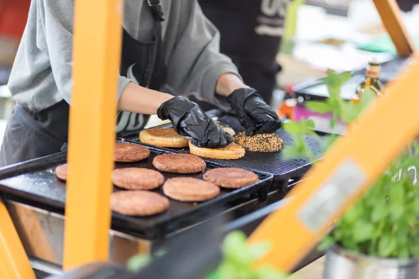 Rundvlees hamburgers klaar om te serveren op eten kraam. — Stockfoto