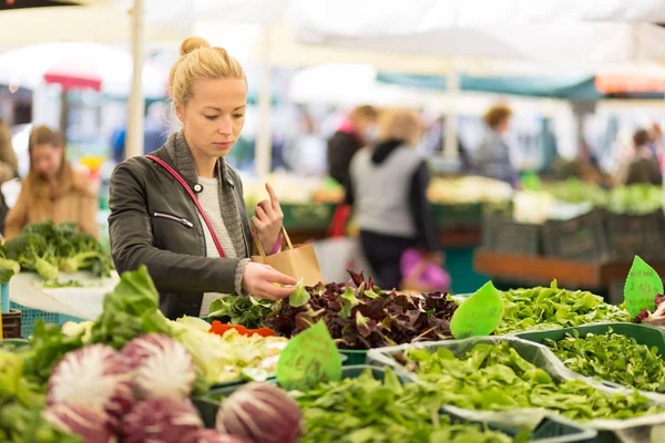 地元の食品市場で野菜を買う女性. — ストック写真