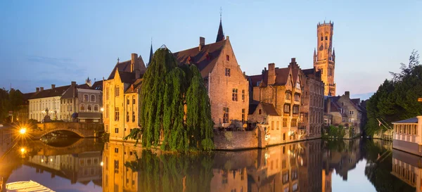 Nehir kanal Rozenhoedkaai ve Katelijnestraat Bruges, Belçika. — Stok fotoğraf