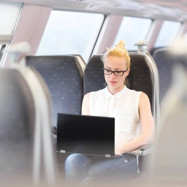 Женщина, путешествующая на поезде, работает на ноутбуке . — стоковое фото