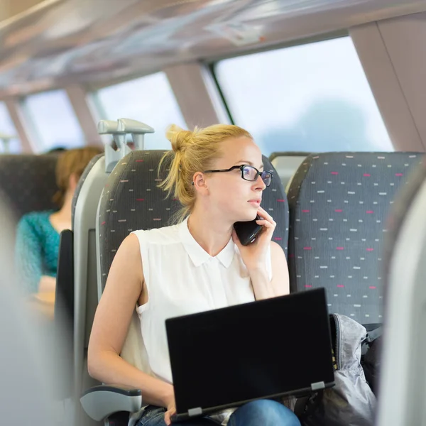 Mulher de negócios trabalhando enquanto viaja de trem . — Fotografia de Stock