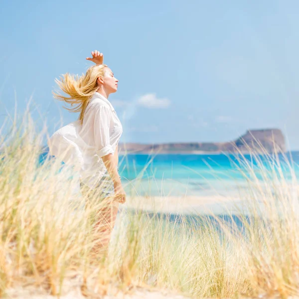 Gratis gelukkig vrouw genietend van zon op vakantie. — Stockfoto