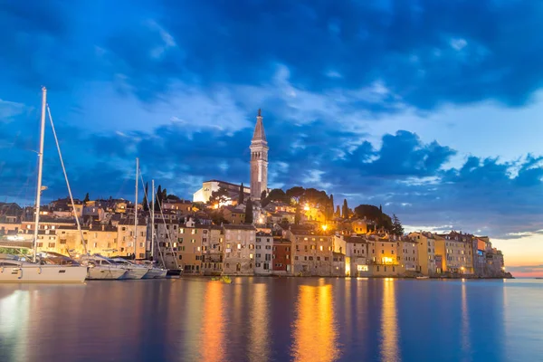 Cidade costeira de Rovinj, Ístria, Croácia ao pôr do sol . — Fotografia de Stock