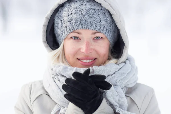 Girl beeing cold outdoors in winter. — Stock Photo, Image