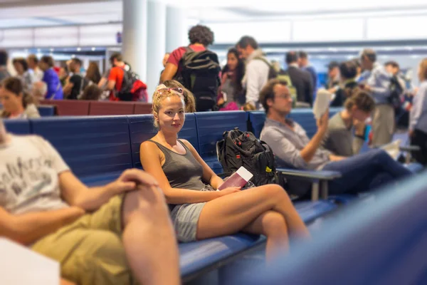 Femmina zaino in spalla in attesa a airpot gate di partenza . — Foto Stock