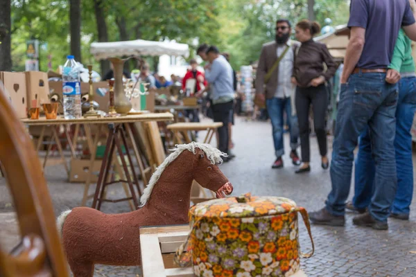 Bota de mercado con objetos vendidos en el mercadillo de fin de semana en Berlín . — Foto de Stock