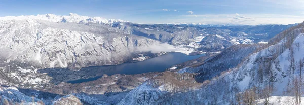 View of the Lake Bohinj and the surrounding mountains in winter. — Stock Photo, Image