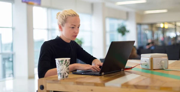 Freelancer feminino trabalhando remotamente em movimento . — Fotografia de Stock