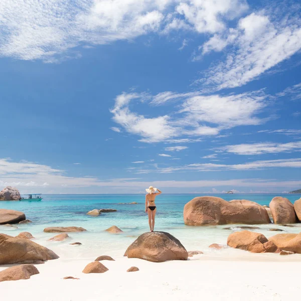 Жінка, насолоджуючись анс Лаціо малюнок ідеальний пляж на Praslin Island, Сейшельські острови. — стокове фото