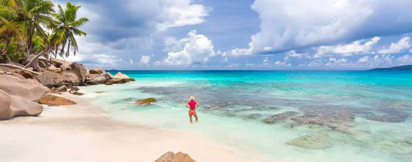 Женщина наслаждается Anse Patates фото идеальный пляж на острове Ла-Диг, Сейшельские Острова . — стоковое фото