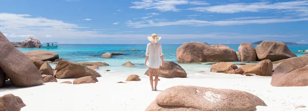 女人享受安西拉齐奥图片完美的海滩在普拉兰岛，塞舌尔群岛. — 图库照片