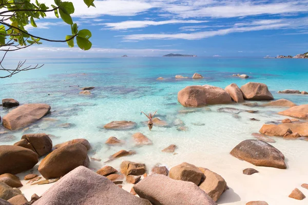 Жінка, насолоджуючись анс Лаціо малюнок ідеальний пляж на Praslin Island, Сейшельські острови. — стокове фото