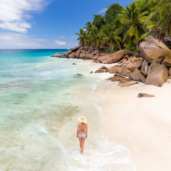Nő élvezi a kép tökéletes strand Anse Patates La Digue-sziget, Seychelle-szigetek. — Stock Fotó
