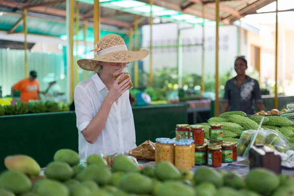 Compras de viajeros en el tradicional mercado de comida Victoria, Seychelles . — Foto de Stock