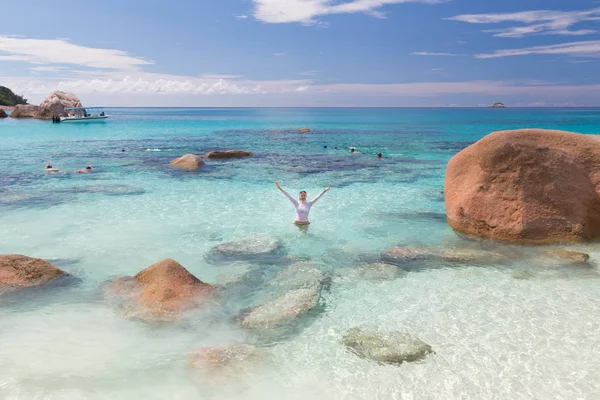 Жінка, насолоджуючись анс Лаціо малюнок ідеальний пляж на Praslin Island, Сейшельські острови. — стокове фото