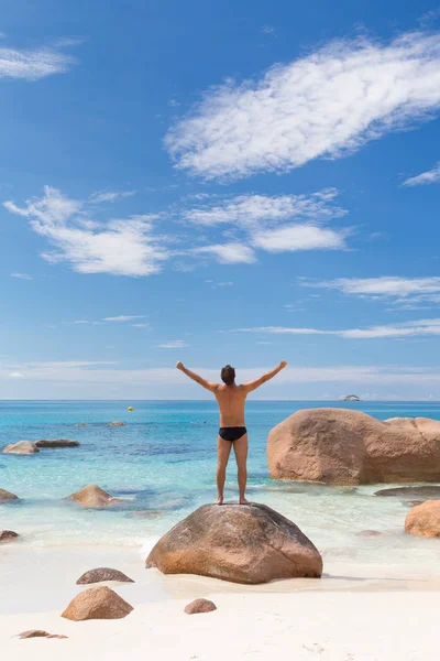 Nő élvezi Anse Lazio kép tökéletes tengerparti Praslin-sziget, Seychelle-szigetek. — Stock Fotó