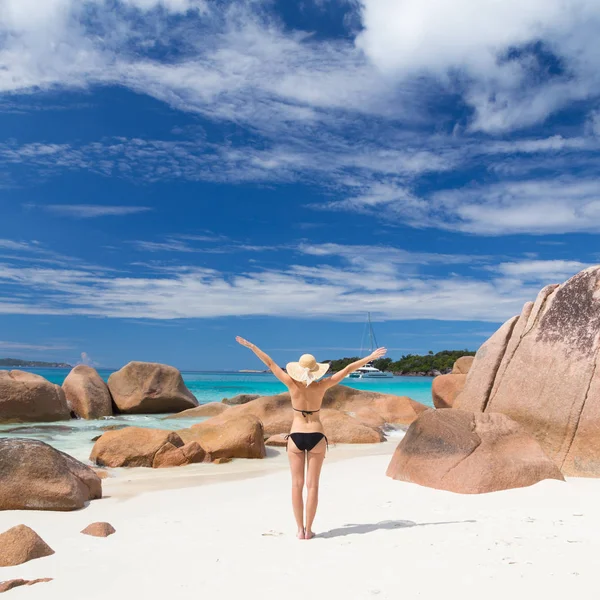 Donna godendo Anse Lazio foto spiaggia perfetta sull'isola di Praslin, Seychelles . — Foto Stock