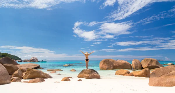 Donna godendo Anse Lazio foto spiaggia perfetta sull'isola di Praslin, Seychelles . — Foto Stock