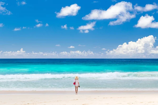 Frau genießt Bilderbuchstrand auf der Insel Mahé auf den Seychellen. — Stockfoto