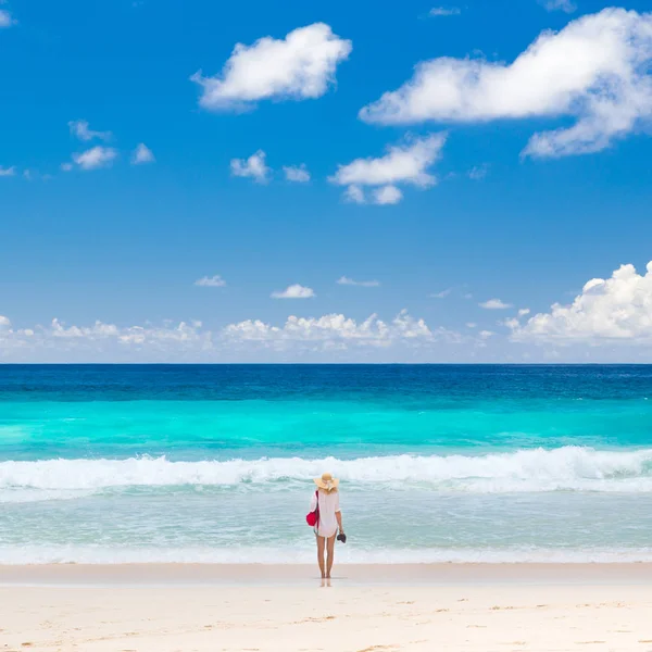 Frau genießt Bilderbuchstrand auf der Insel Mahé auf den Seychellen. — Stockfoto