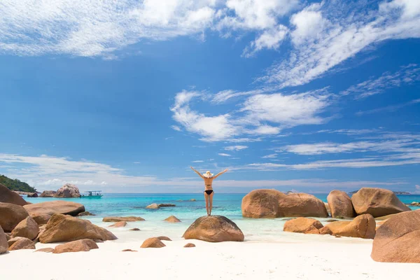 Mulher desfrutando Anse Lazio imagem praia perfeita em Praslin Island, Seychelles . — Fotografia de Stock