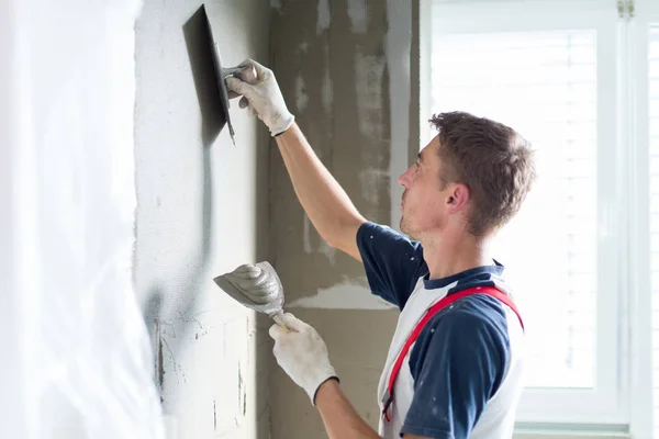 Estucador renovar paredes interiores e tectos . — Fotografia de Stock