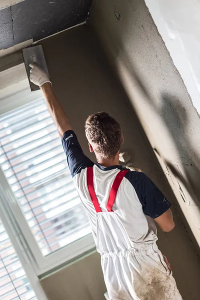 Plasterer renovating indoor walls and ceilings. — Stock Photo, Image