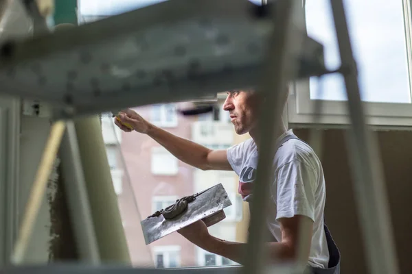 Yesero renovando paredes y techos interiores . — Foto de Stock