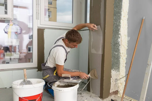 Plasterer renovating indoor walls and ceilings. Finishing works. — Stock Photo, Image