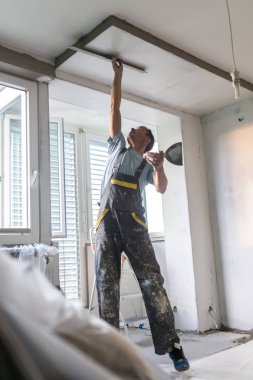 Sıvacı yenilenen kapalı duvarlar ve tavanlar. İnşaat bitirme işleri.