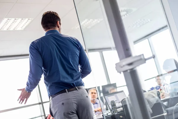 Geschäftspräsentation auf Unternehmenstreffen. — Stockfoto