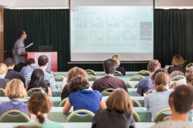 Bilimsel konferansa katılan konferans salonundaki izleyiciler.