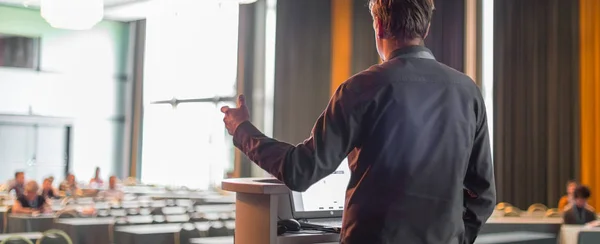 Public speaker giving talk at business event. — Stock Photo, Image