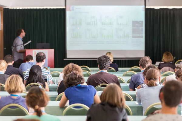 Publikum v přednáškovém sále účastnící se vědecké konference. — Stock fotografie