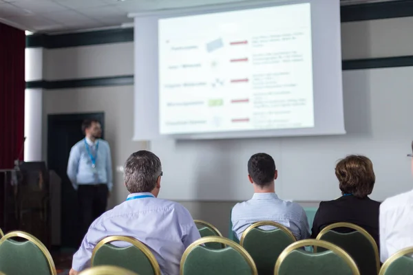 Publikum im Hörsaal nimmt an Wirtschaftskonferenz teil. — Stockfoto