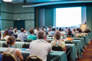 Bilimsel konferansa katılan konferans salonundaki izleyiciler.