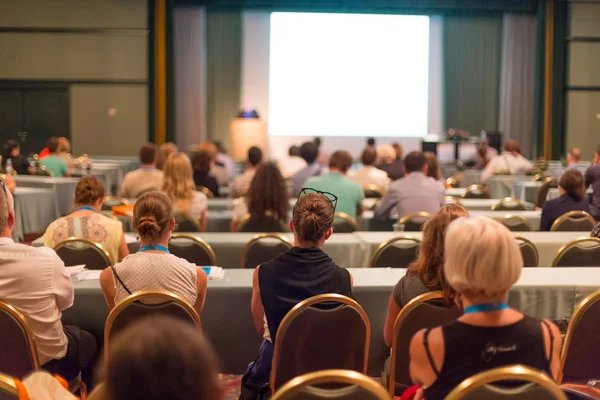 Publikum im Hörsaal nimmt an Wirtschaftskonferenz teil. — Stockfoto