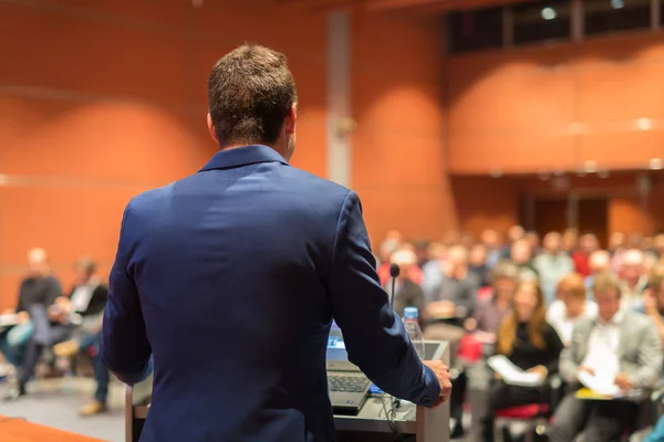 Orador público dando palestra no evento de negócios. — Fotografia de Stock