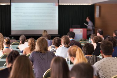 Bilimsel konferans konferans salonunda izleyiciler.