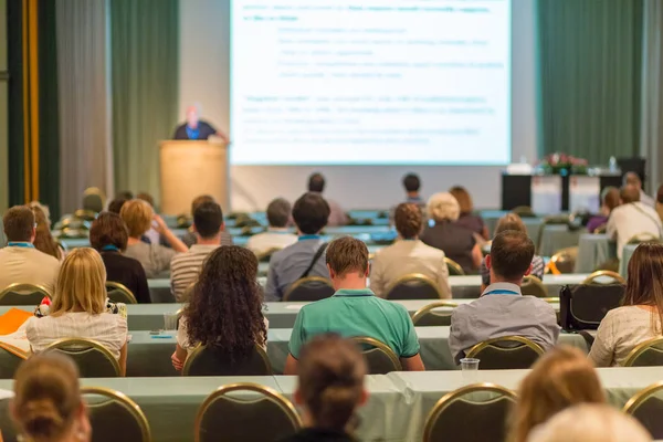 Publikum v přednáškovém sále účastnící se obchodní konference. — Stock fotografie