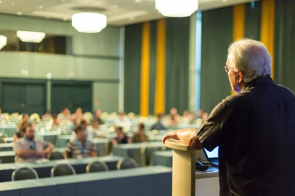 Ponente público sénior dando una charla en conferencia científica. —  Fotos de Stock