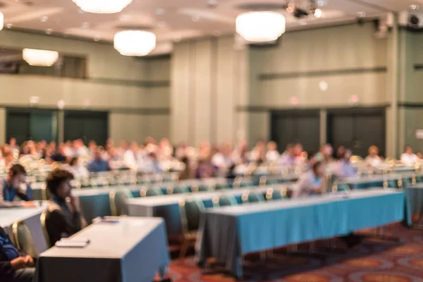 Блакитний образ аудиторії в конференц-залі, що відвідує бізнес-конференцію . — стокове фото