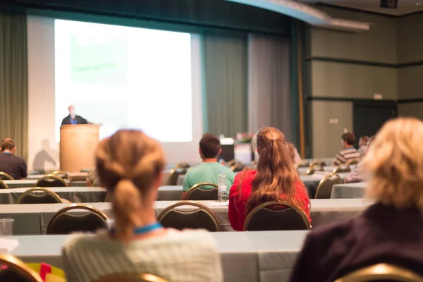 Publikum v přednáškovém sále účastnící se obchodní konference. — Stock fotografie