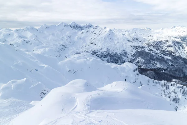 Freeride snowboarder op de top van de berg. — Stockfoto